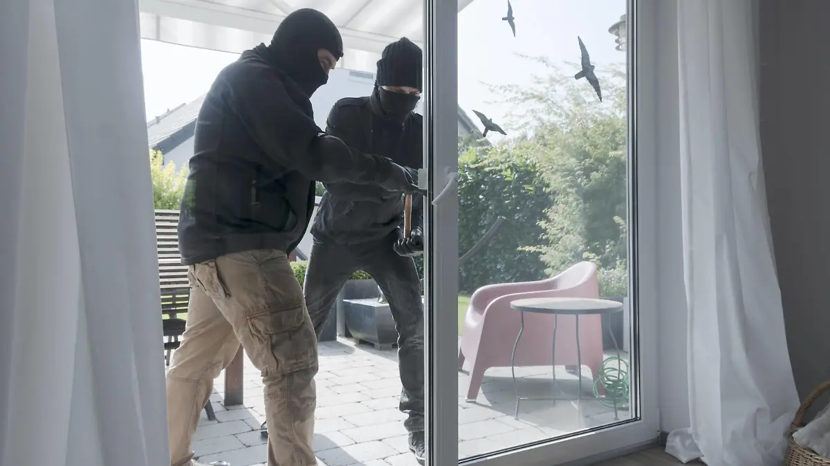 Two burglars opening terrace door of an one-family house with hammer and crowbar at daytime model released Symbolfoto property released PUBLICATIONxINxGERxSUIxAUTxHUNxONLY ONF000620
Two Burglars Opening Terrace Door of to One Family House With Hammer and crowbar AT Daytime Model released Symbolic image Property released PUBLICATIONxINxGERxSUIxAUTxHUNxONLY ONF000620