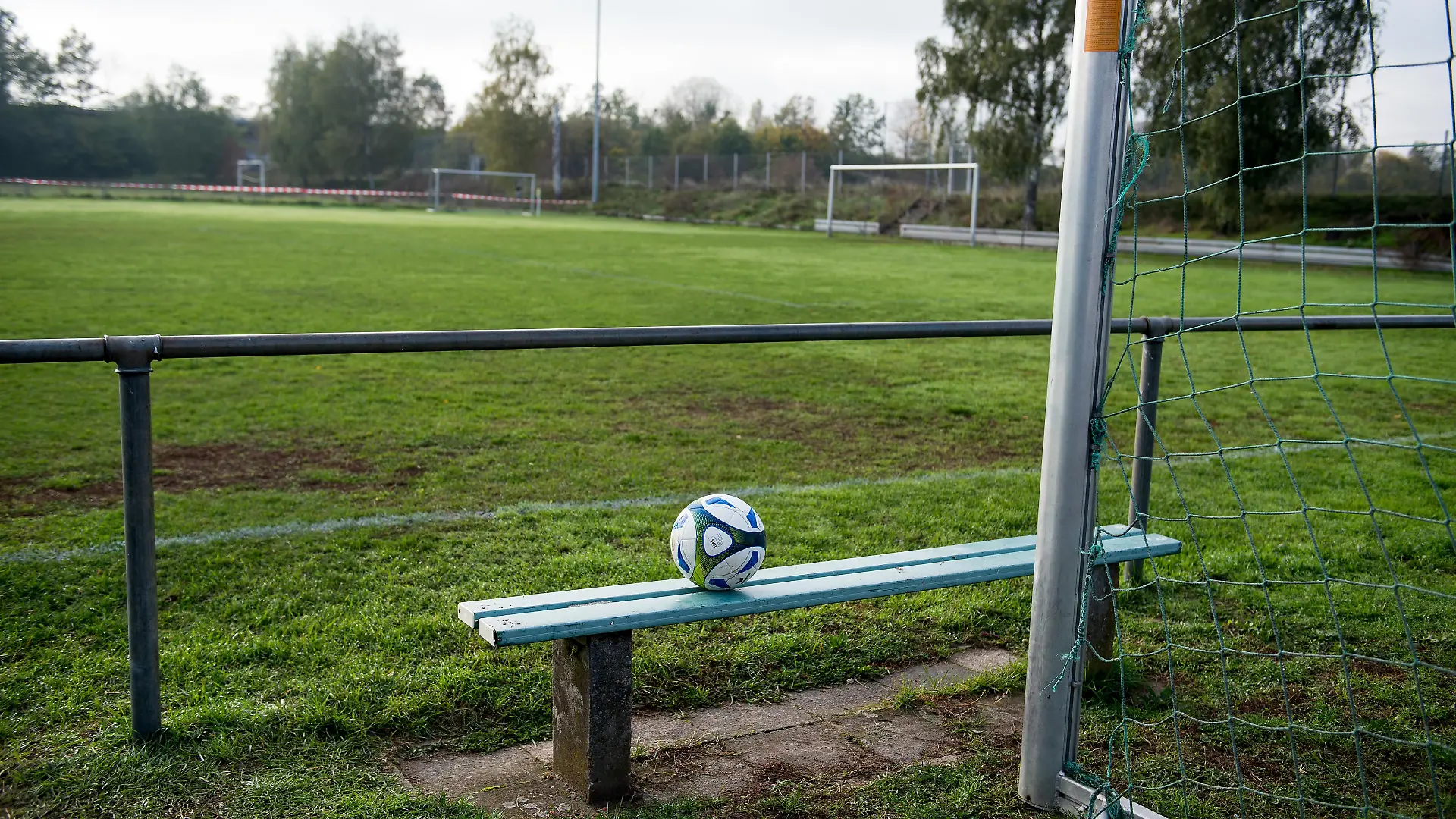 Schiedsrichter nach Faustschlag in Krankenhaus. 28.10.2019 Dieburg x1x Sportgelände des Fussballvereins FSV Münster, hier kam es am Sonntag, 27.10 beim Spiel FSV Münster - TV Semd dazu, dass ein Spieler des FSV Münster dem Schiedrichter k.o. geschlagen hat. Im Bild Vereinsgelände FSV Münster. Dieburg Dieburg Hessen Germany *** Referee after fist punch in hospital 28 10 2019 Dieburg x1x Sports grounds of the football club FSV Münster, here it happened on Sunday, 27 10 at the game FSV Münster TV Semd that a player of FSV Münster beat the referee in the picture club grounds FSV Münster Dieburg Dieburg Hessen Germany