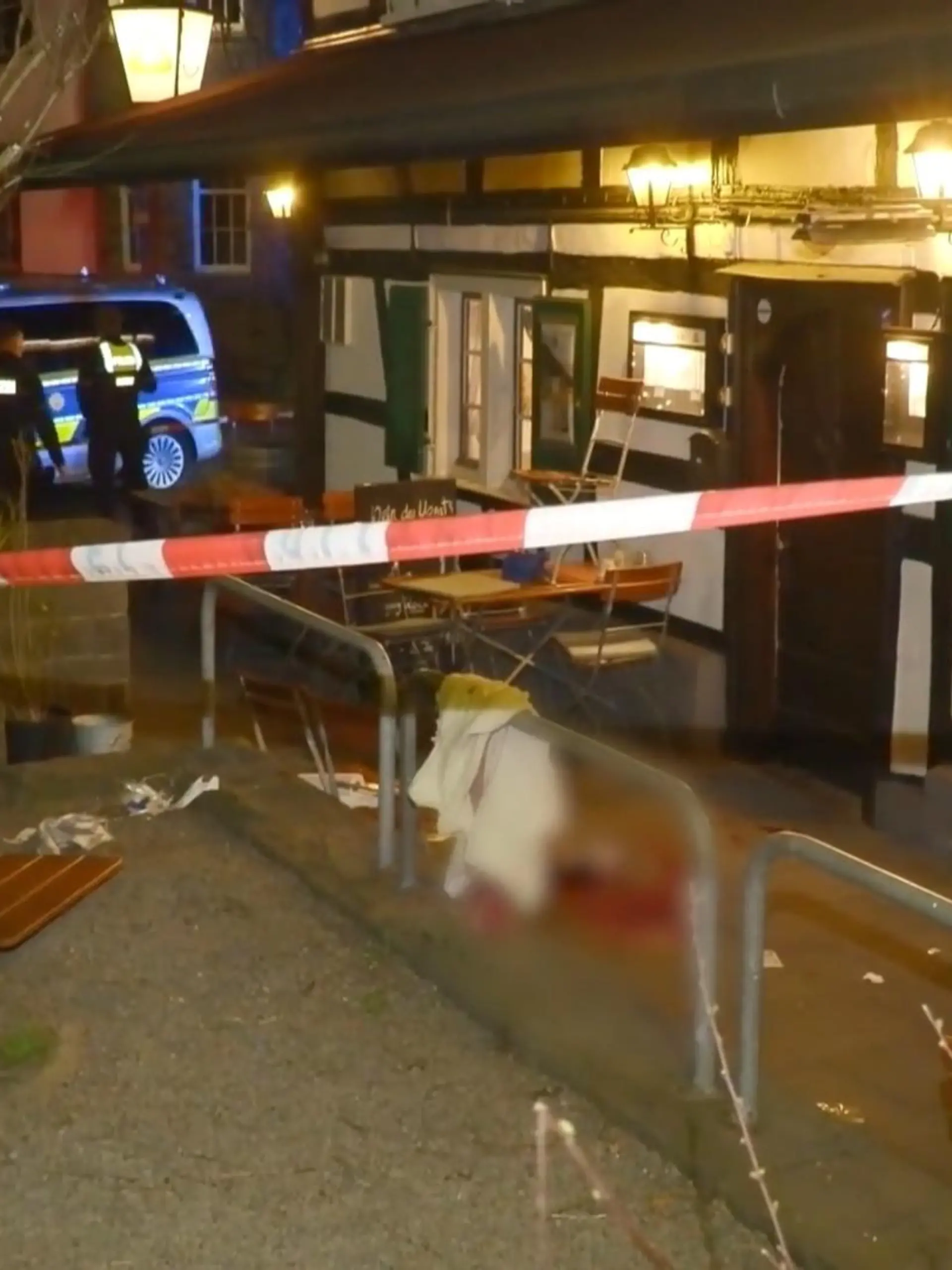 Bild zu: "Mann (54) vor Restaurant niedergestochen – Mordkommission ermittelt!"