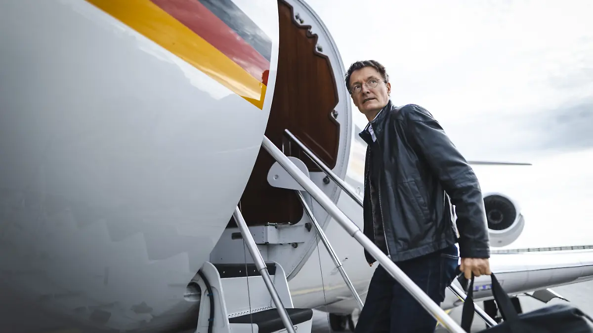 Noch-Gesundheitsminister Karl Lauterbach (SPD) steigt in Berlin in ein Flugzeug.