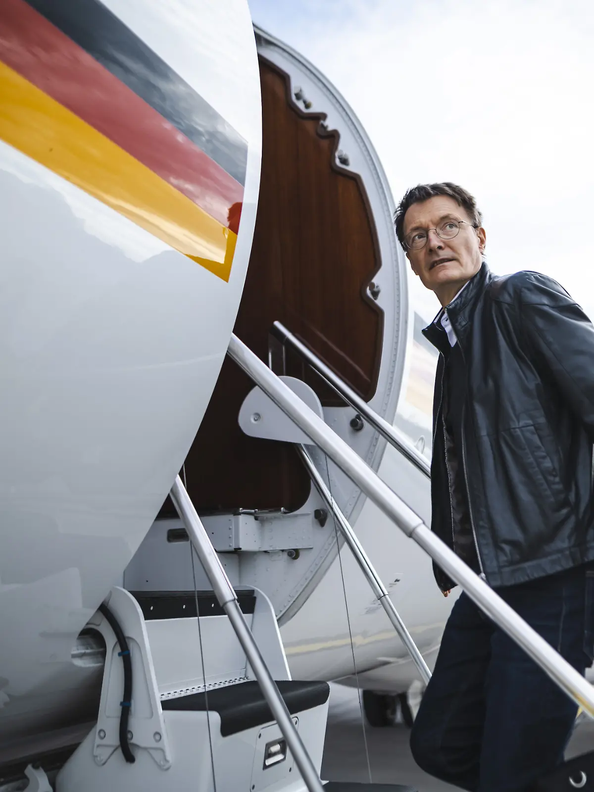 Noch-Gesundheitsminister Karl Lauterbach (SPD) steigt in Berlin in ein Flugzeug.