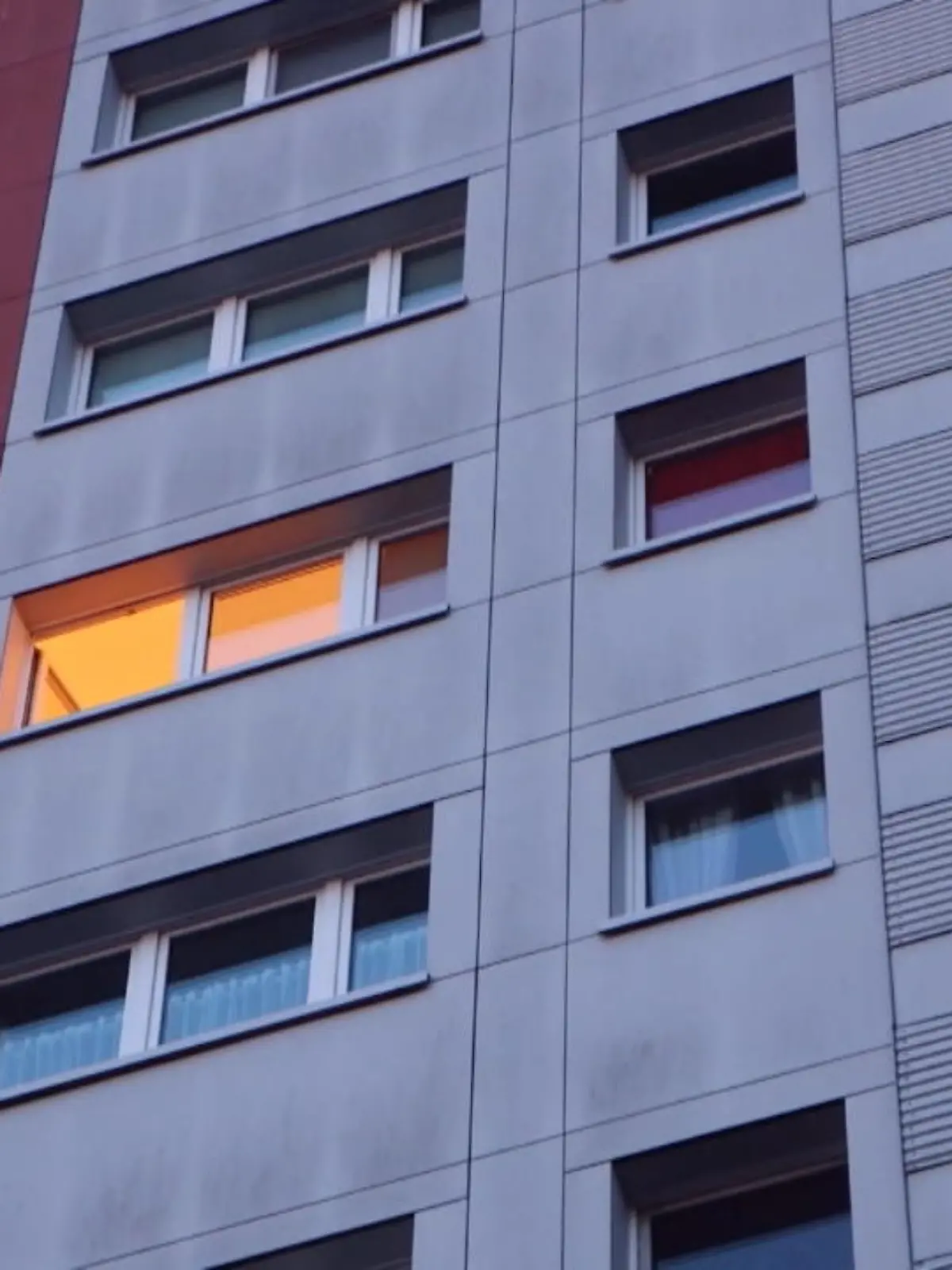 Nach bisherigem Ermittlungsstand soll der 2-jährige Junge mit seiner 3-jährigen Schwester im Kinderzimmer gespielt haben. Danach stürzte das Kind aus dem Fenster. Mehr dazu in unserem Video.