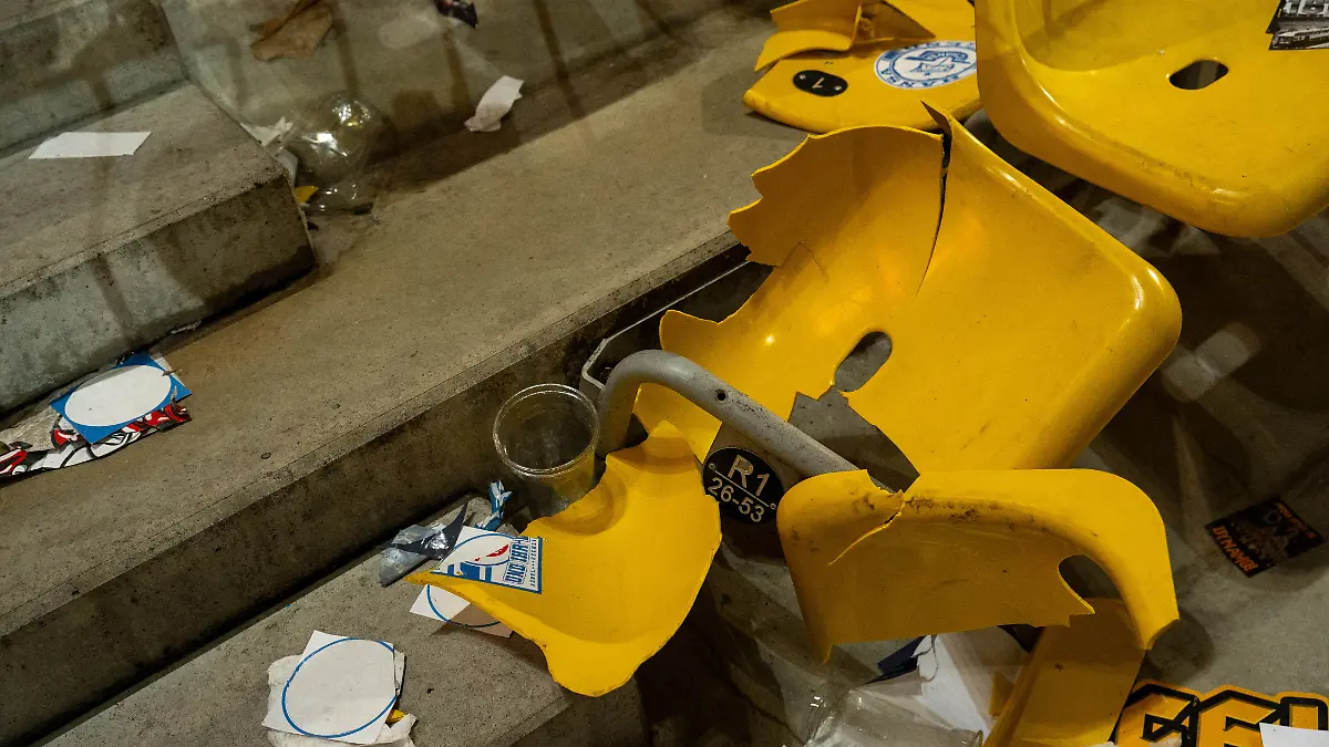 Beim Auswärtsspiel in Aachen zerstören die Hansa-Fans etliche Sitzschalen.
