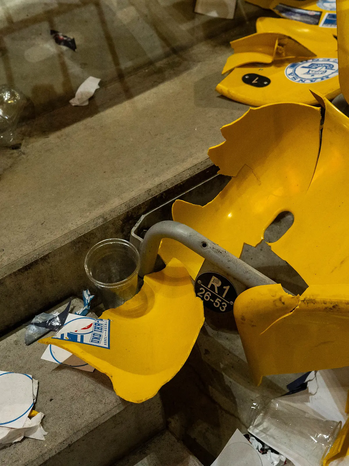 Beim Auswärtsspiel in Aachen zerstören die Hansa-Fans etliche Sitzschalen.