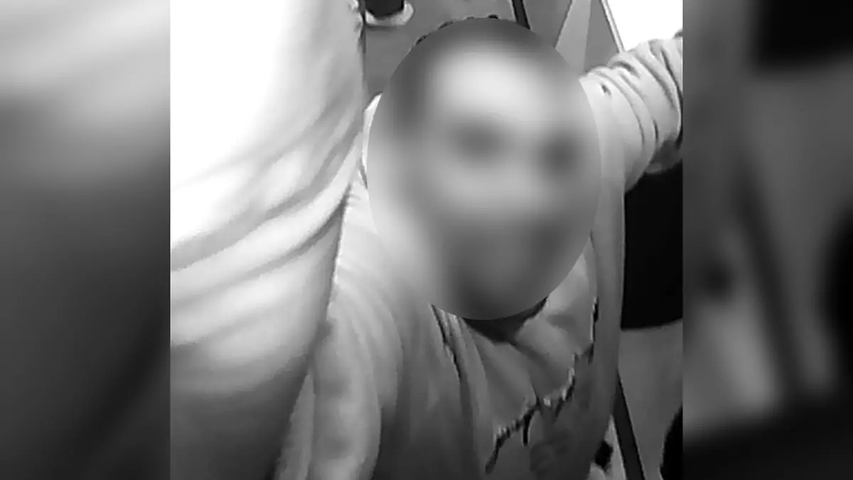 Ein Mann will mit einer selbst installierten Minikamera Aufnahmen von einer Umkleidekabine der C&A-Filiale in der Schlossgalerie in Wittlich (Rheinland-Pfalz) machen. Doch dabei stellt er sich selten doof an.