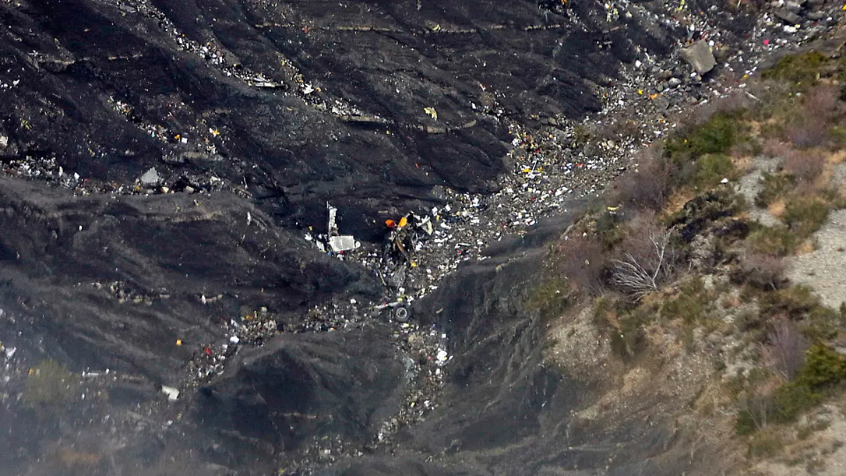 Absturz der 4U 9525: Tausende Einzelteile des Airbus A320 von Germanwings lagen zerstreut in den französischen Alpen.
