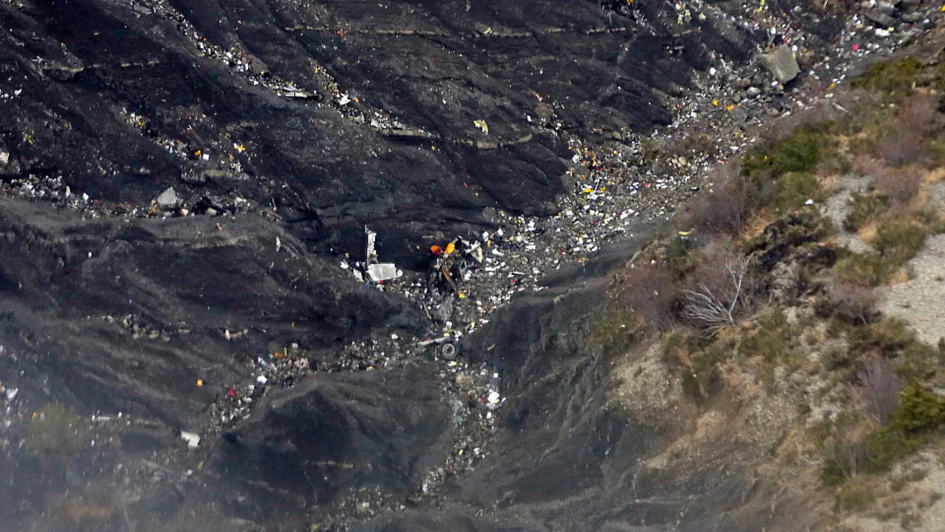 Absturz der 4U 9525: Tausende Einzelteile des Airbus A320 von Germanwings lagen zerstreut in den französischen Alpen.
