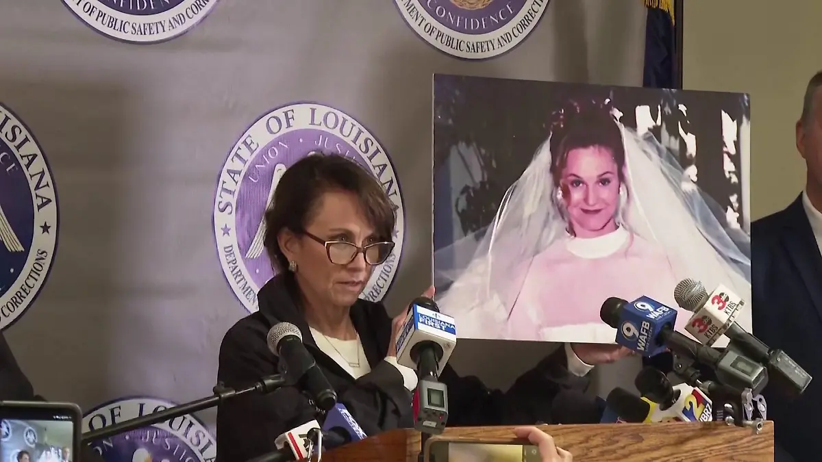 Generalstaatsanwältin Liz Murrill zeigt bei einer Pressekonfrenz ein Foto der vor 29 Jahren ermordeten Molly Elliotts (28).
