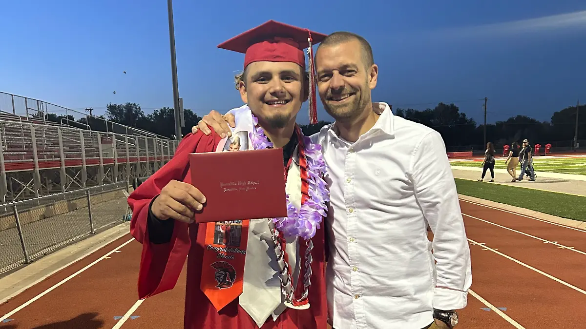 Ohne Jens Pinto Christmann (r.), der mit 20 Jahren Stammzellen spendet, hätte Alejandro Baca Junior aus New Mexiko (USA) womöglich niemals seinen Schulabschluss gefeiert.