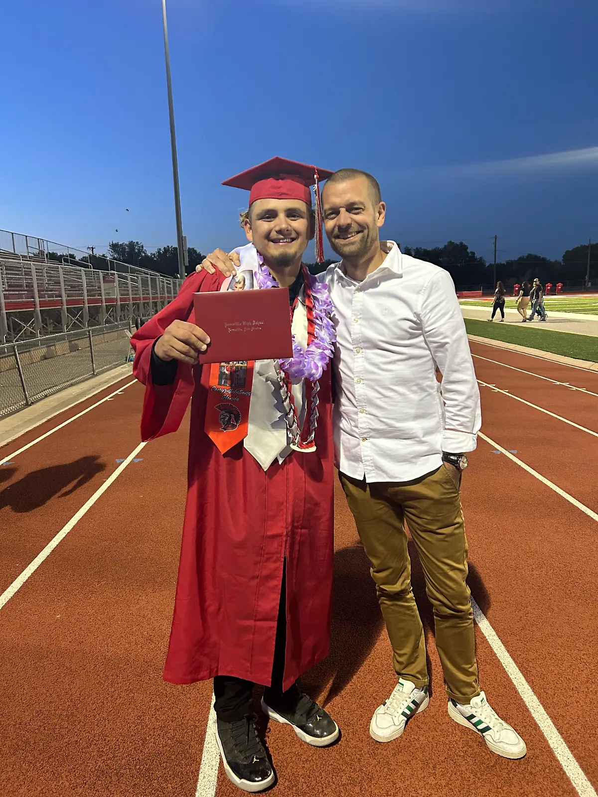 Ohne Jens Pinto Christmann (r.), der mit 20 Jahren Stammzellen spendet, hätte Alejandro Baca Junior aus New Mexiko (USA) womöglich niemals seinen Schulabschluss gefeiert.