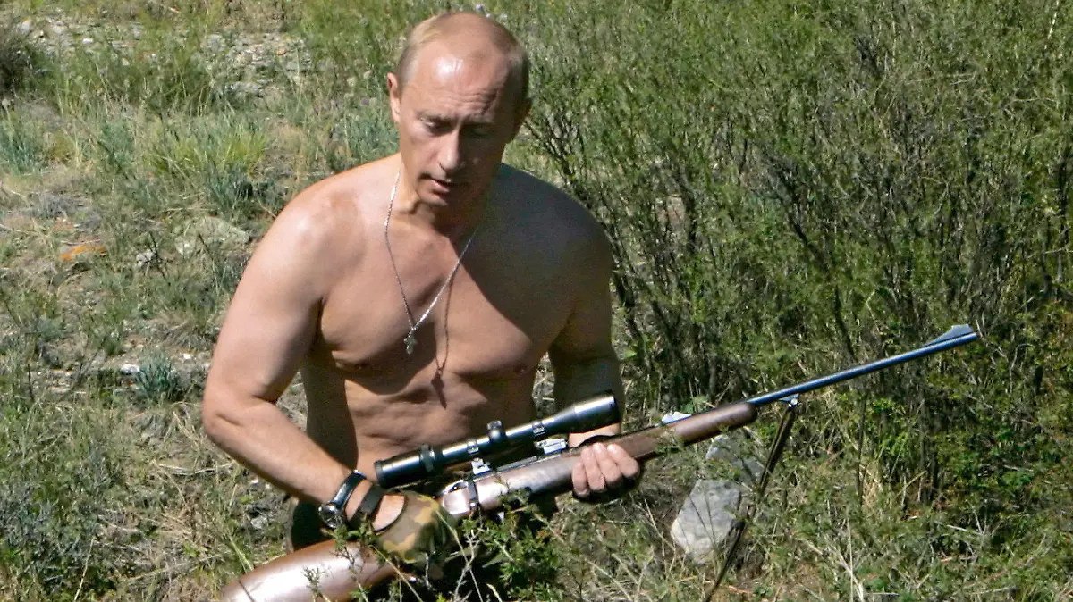 A photograph made available 03 September 2007 showing Russian President Vladimir Putin hunting in the foothills of the Sayan Mountains in Republic of Tuva, 15 August 2007. EPA/DMITRY ASTAKHOV +++(c) dpa - Report+++