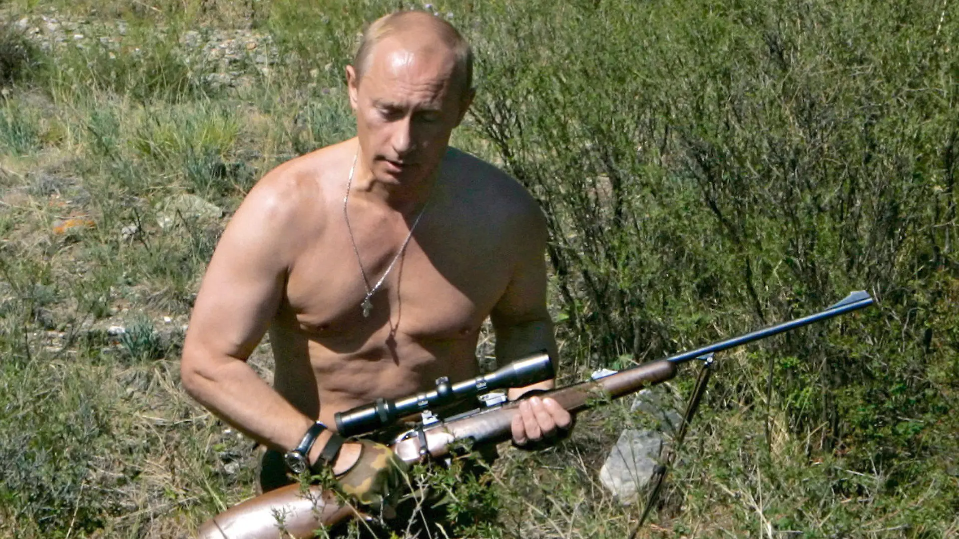 A photograph made available 03 September 2007 showing Russian President Vladimir Putin hunting in the foothills of the Sayan Mountains in Republic of Tuva, 15 August 2007. EPA/DMITRY ASTAKHOV +++(c) dpa - Report+++