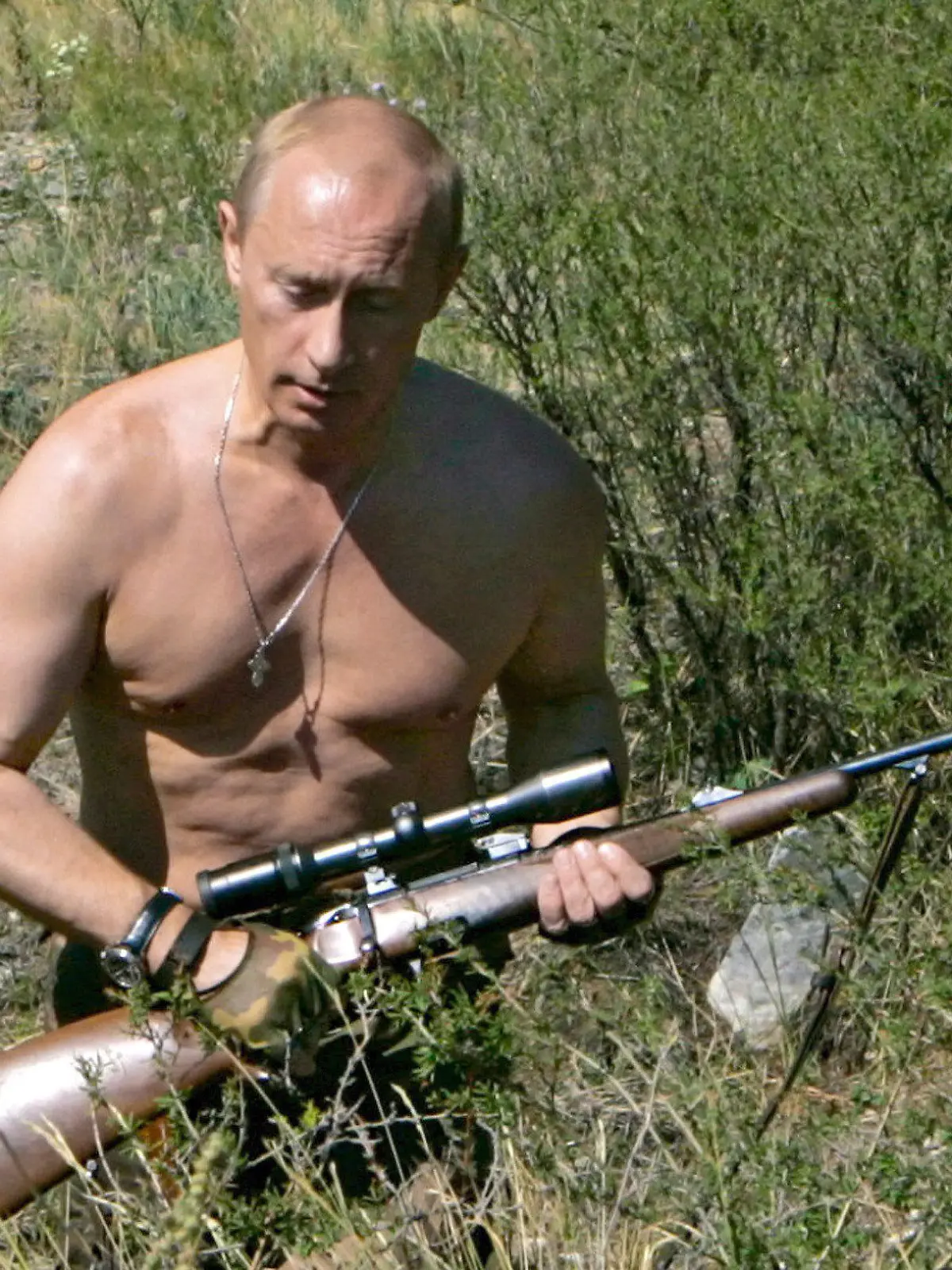 A photograph made available 03 September 2007 showing Russian President Vladimir Putin hunting in the foothills of the Sayan Mountains in Republic of Tuva, 15 August 2007. EPA/DMITRY ASTAKHOV +++(c) dpa - Report+++