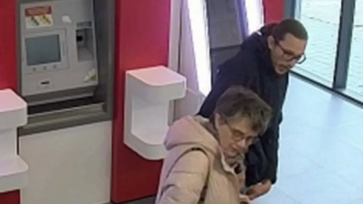 Diese Oma klaut 5000 Euro bei der Bank.
