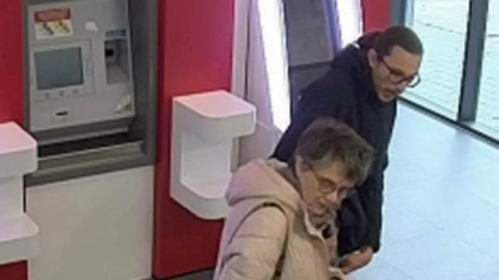 Diese Oma klaut 5000 Euro bei der Bank.