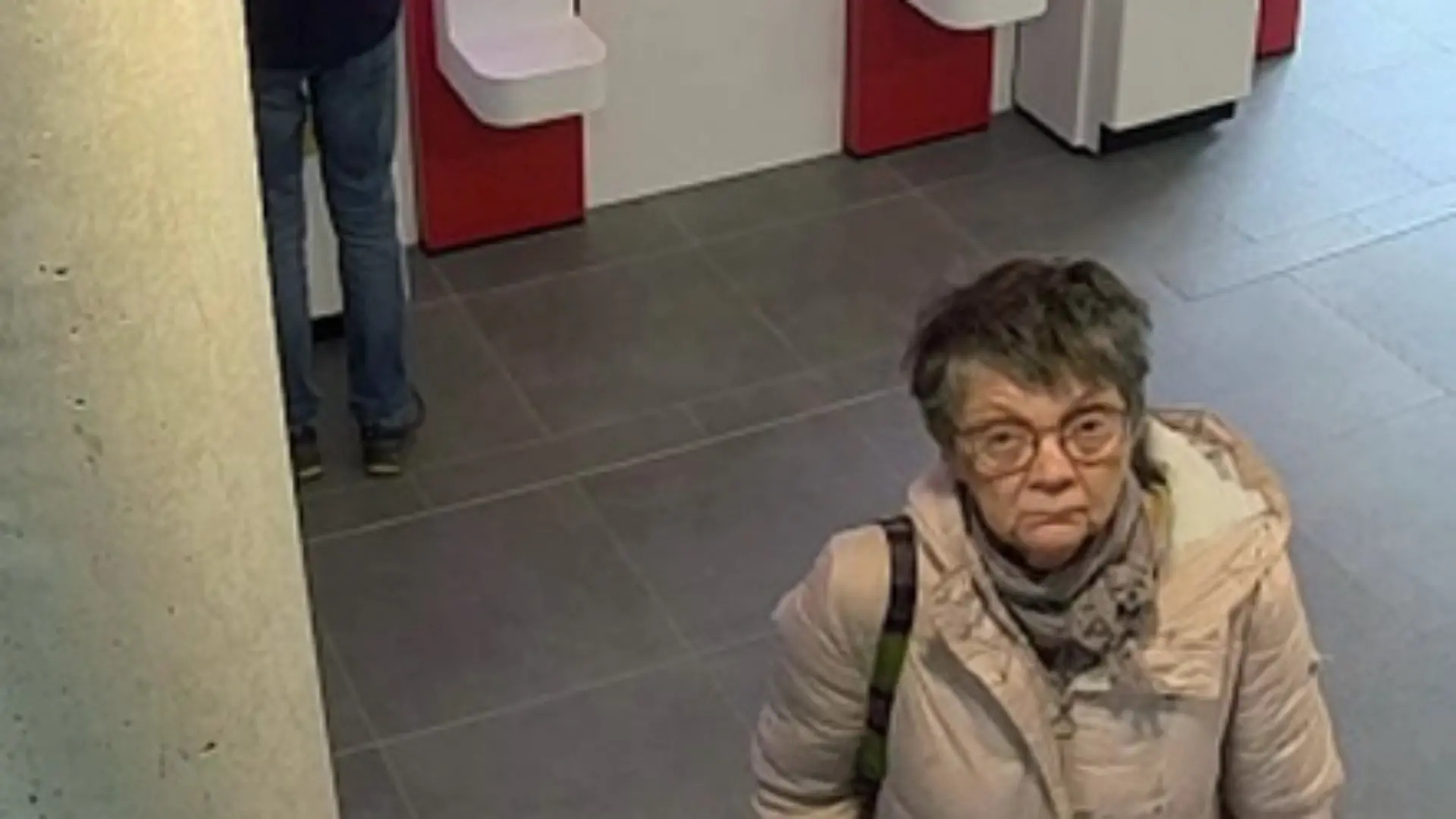 Diese Oma klaut 5000 Euro bei der Bank.