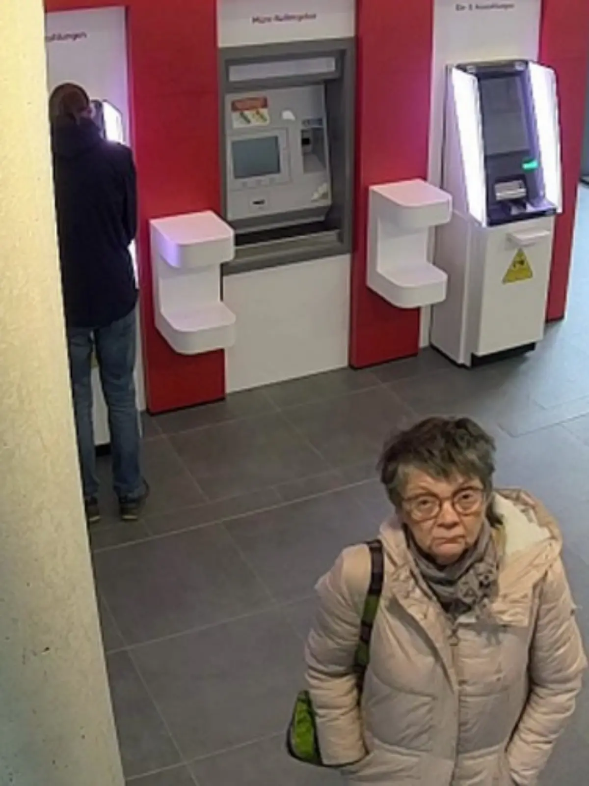 Diese Oma klaut 5000 Euro bei der Bank.