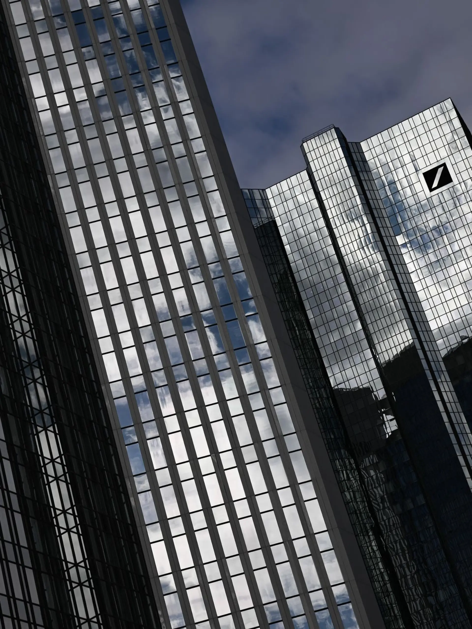 Bild zu: "Deutsche Bank streicht 2.000 Stellen"