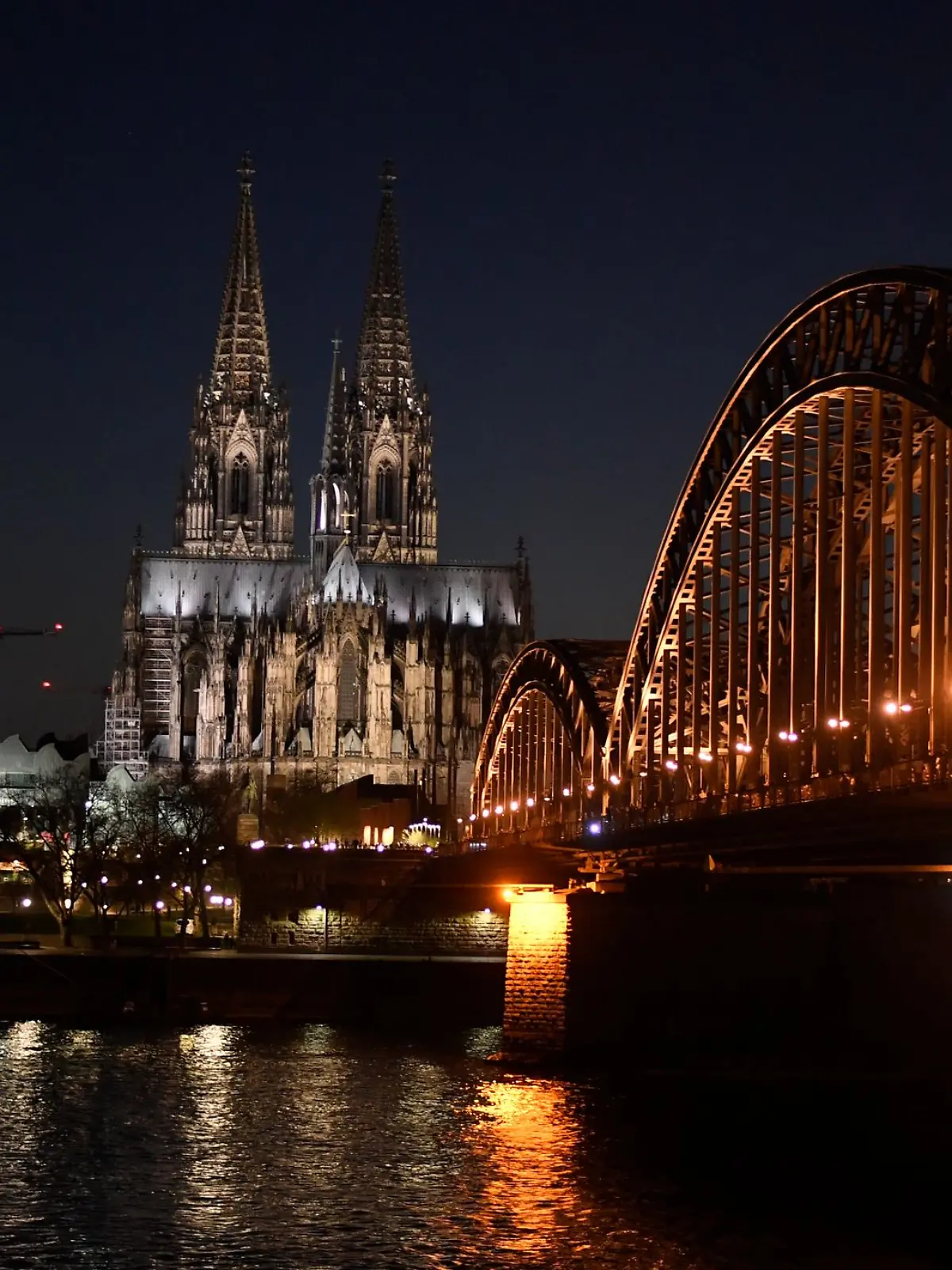 Bild zu: "Kölner Dom von unten"