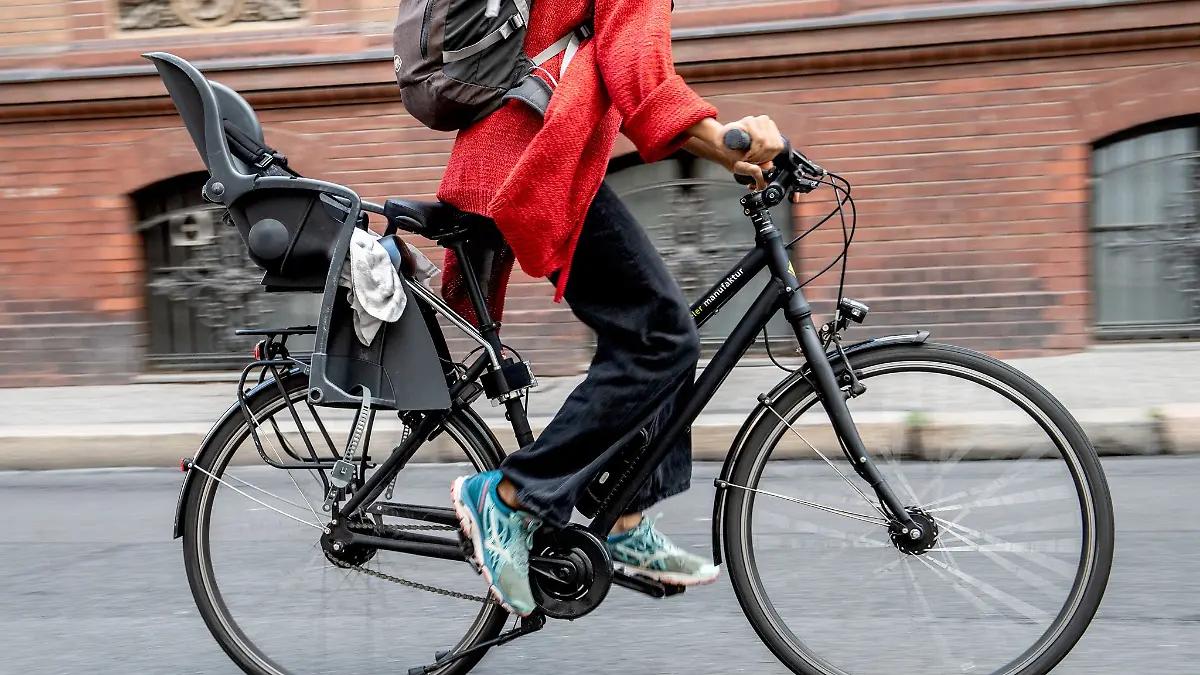 «Stiftung Warentest» hat 14 Fahrradkindersitze in verschiedenen Kategorien für jede der drei Montagearten geprüft.