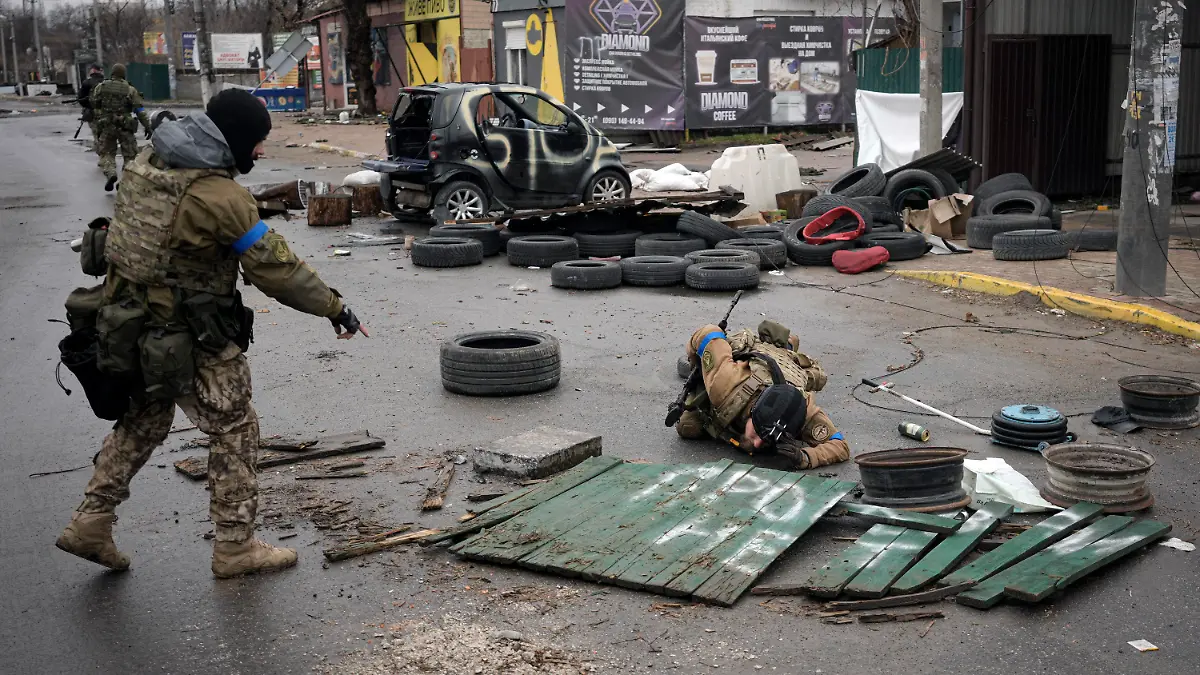 02.04.2022, Ukraine, Bucha: Ukrainische Soldaten überprüfen Straßen auf Sprengfallen in dem ehemals russisch besetzten Kiewer Vorort Butscha. Während sich die russischen Streitkräfte aus der ukrainischen Hauptstadtregion zurückziehen, schaffen die sich zurückziehenden Truppen eine "katastrophale" Situation für die Zivilbevölkerung, indem sie Minen in der Nähe von Häusern, verlassene Ausrüstung und "sogar die Leichen der Getöteten" zurücklassen, warnte der Präsident. Foto: Vadim Ghirda/AP/dpa +++ dpa-Bildfunk +++