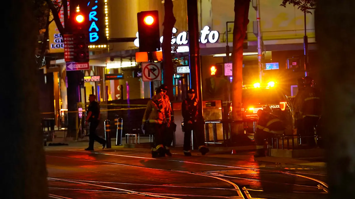 03.04.2022, USA, Sacramento: Rettungskräfte gehen in der Innenstadt von Sacramento, nachdem dort mehrere Menschen erschossen wurden. Foto: Rich Pedroncelli/AP/dpa +++ dpa-Bildfunk +++