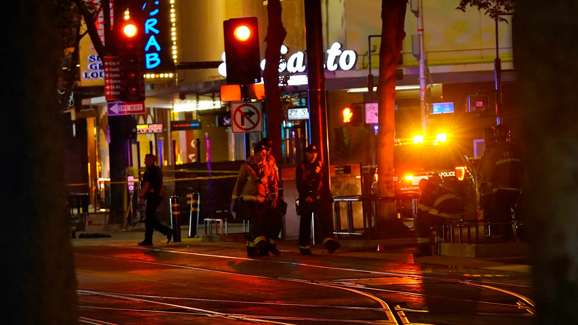 03.04.2022, USA, Sacramento: Rettungskräfte gehen in der Innenstadt von Sacramento, nachdem dort mehrere Menschen erschossen wurden. Foto: Rich Pedroncelli/AP/dpa +++ dpa-Bildfunk +++