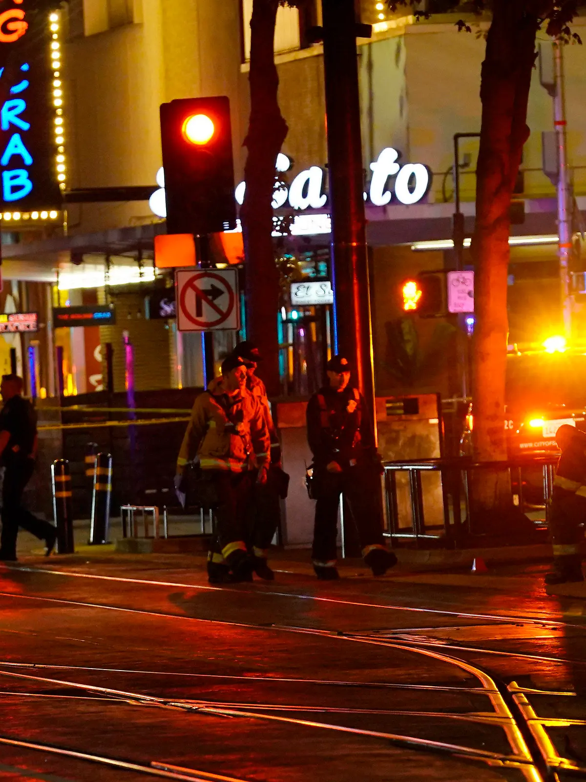 03.04.2022, USA, Sacramento: Rettungskräfte gehen in der Innenstadt von Sacramento, nachdem dort mehrere Menschen erschossen wurden. Foto: Rich Pedroncelli/AP/dpa +++ dpa-Bildfunk +++