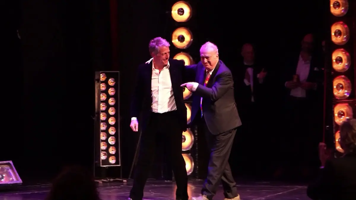 Hugh Grant ehrt Stephen Frears mit dem ‚Goldenen Mops‘ beim Bremer Filmfest