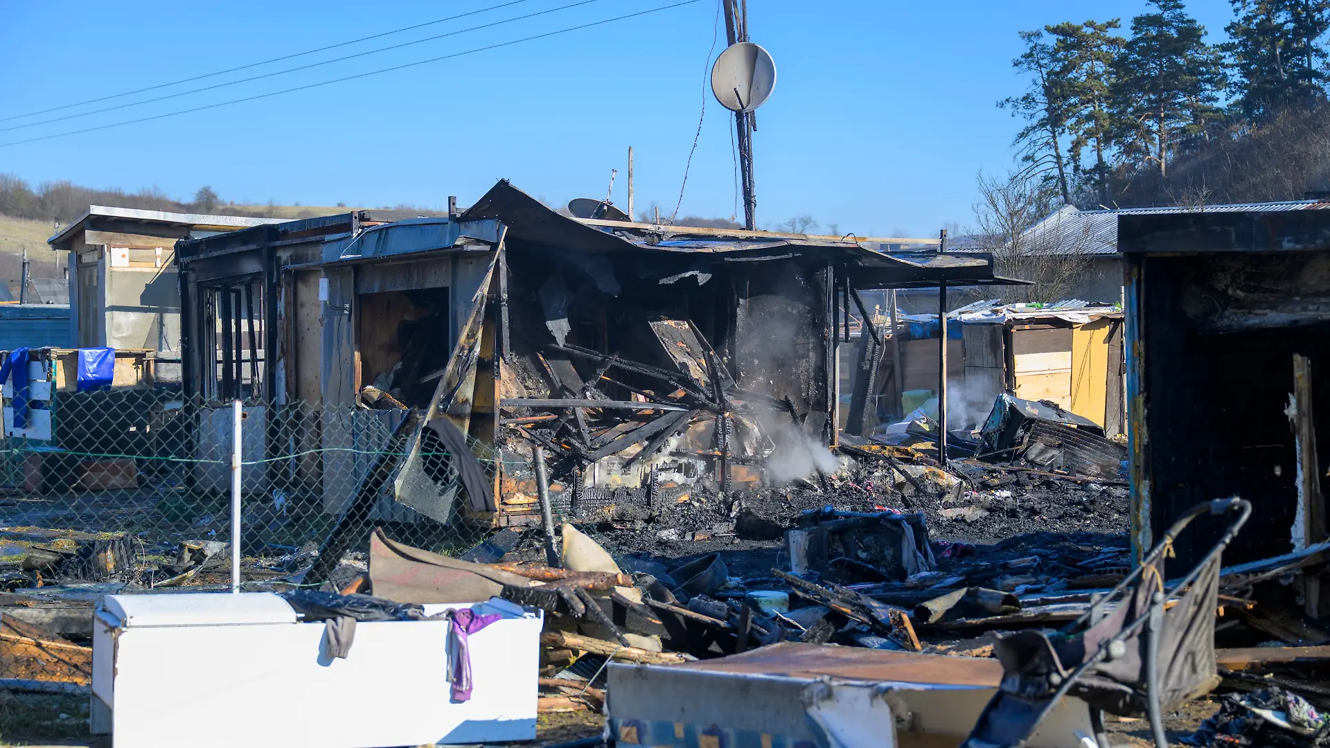 Das Bild zeigt eine der Wohnungen, die von einem nächtlichen Brand erfasst wurden. Fünf Menschen sterben, darunter vier Kinder.