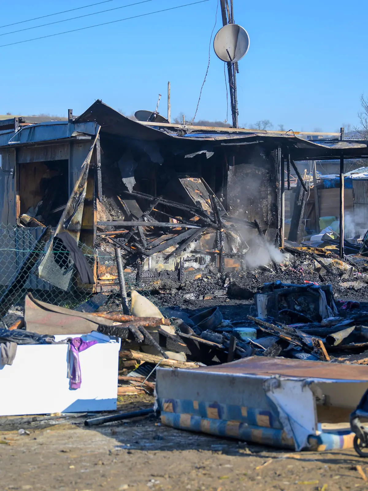 Das Bild zeigt eine der Wohnungen, die von einem nächtlichen Brand erfasst wurden. Fünf Menschen sterben, darunter vier Kinder. 