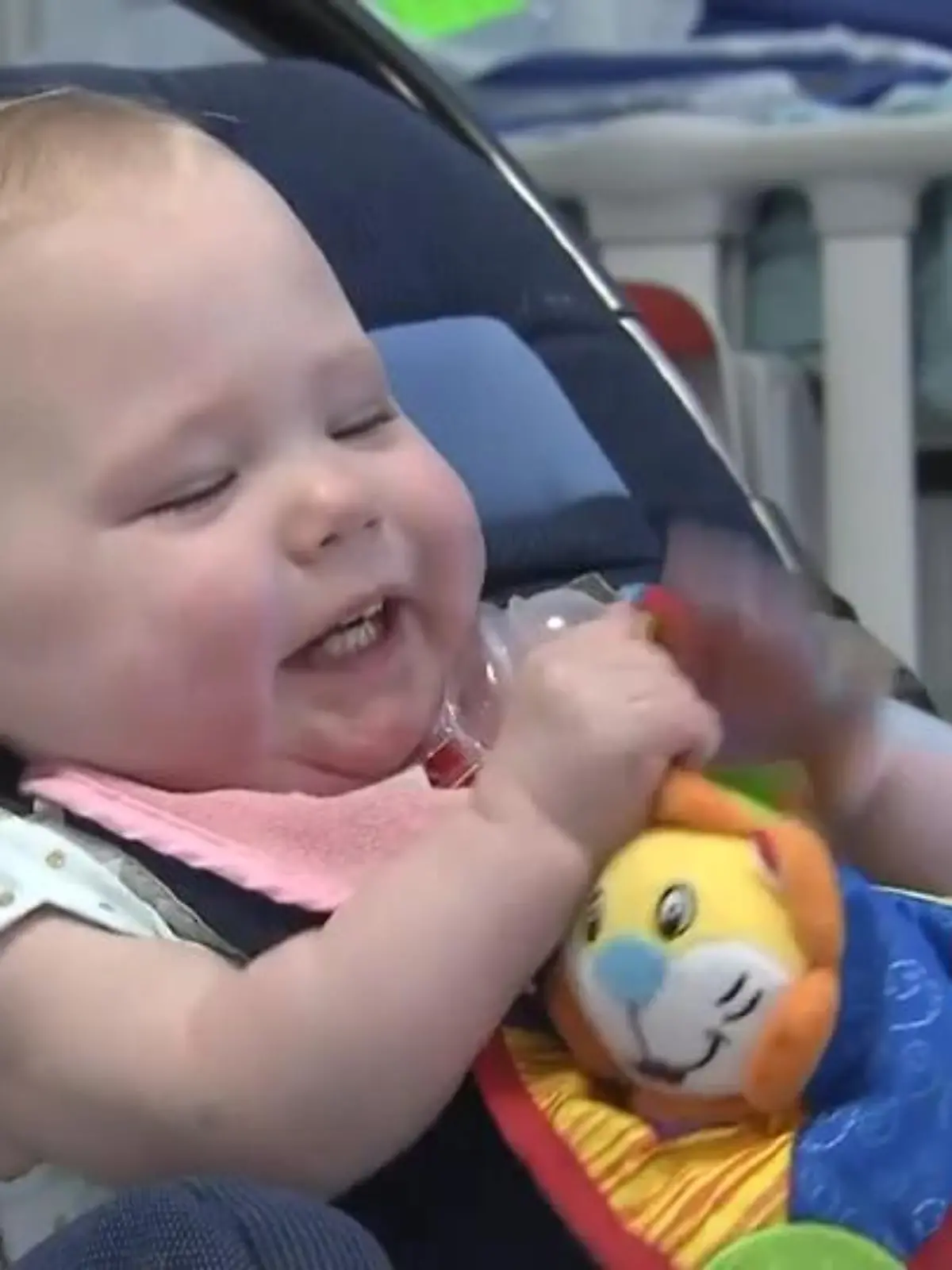 Nach 19 Monaten darf die kleine Bradi Foster das Krankenhaus zum allerersten Mal seit ihrer Geburt verlassen. Das Kleinkind kam im August 2020 in der 25. Schwangerschaftswoche zur Welt und hatte wegen ihrer Frühgeburt einige gesundheitliche Probleme. Jetzt geht's aber endlich nach Hause!