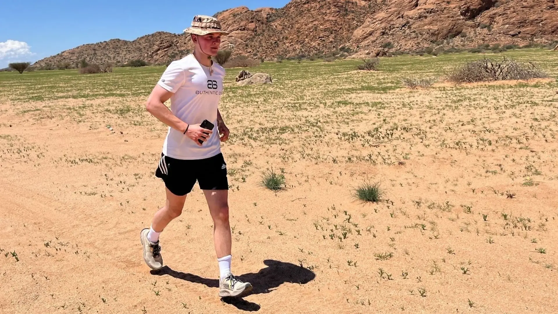 Ultramarathon durch die Namib-Wüste: Yannik läuft für krebskranke Kinder.