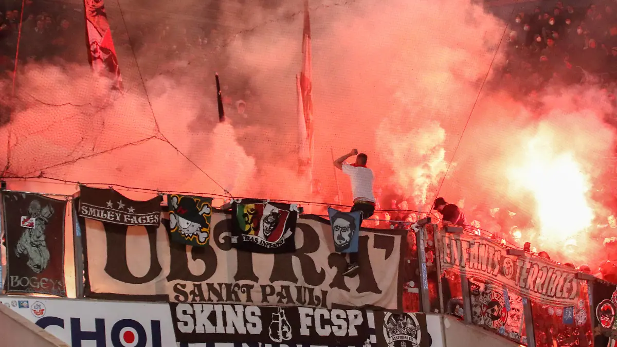 Pyro St. Pauli Fans bei Hansa Rostock vs. FC St. Pauli 02.04.2022 St. Pauli Fans, Ultras zünden Pyrotechnik im Gästeblock in Rostock. 28. Spieltag der 2. Bundesliga Saison 2021/2022 zwischen dem F.C. Hansa Rostock und dem FC St. Pauli. Endstand der Partie am 2. April 2022 vor 24.770 Zuschauern im Ostseestadion in Rostock war 1:0 für Hansa Rostock. Torschütze: Nico Neidhart in der 59. Spielminute. *** Pyro St Pauli fans at Hansa Rostock vs FC St Pauli 02 04 2022 St Pauli fans, Ultras ignite pyrotechnics in the guest block in Rostock 28 match day of the 2 Bundesliga season 2021 2022 between the F C Hansa Rostock and FC St Pauli final score of the match on 2 April 2022 in front of 24 770 spectators at the Ostseestadion in Rostock was 1 0 for Hansa Rostock scorer Nico Neidhart in the 59 minute of play