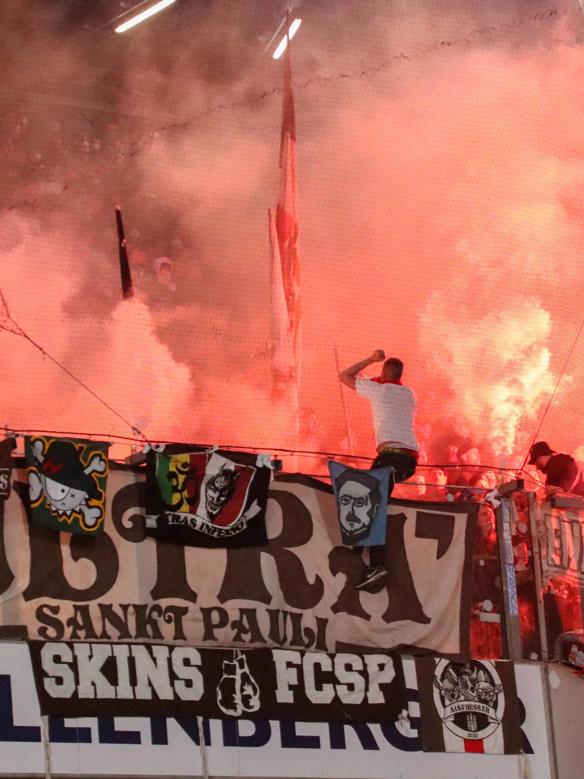 Pyro St. Pauli Fans bei Hansa Rostock vs. FC St. Pauli 02.04.2022 St. Pauli Fans, Ultras zünden Pyrotechnik im Gästeblock in Rostock. 28. Spieltag der 2. Bundesliga Saison 2021/2022 zwischen dem F.C. Hansa Rostock und dem FC St. Pauli. Endstand der Partie am 2. April 2022 vor 24.770 Zuschauern im Ostseestadion in Rostock war 1:0 für Hansa Rostock. Torschütze: Nico Neidhart in der 59. Spielminute. *** Pyro St Pauli fans at Hansa Rostock vs FC St Pauli 02 04 2022 St Pauli fans, Ultras ignite pyrotechnics in the guest block in Rostock 28 match day of the 2 Bundesliga season 2021 2022 between the F C Hansa Rostock and FC St Pauli final score of the match on 2 April 2022 in front of 24 770 spectators at the Ostseestadion in Rostock was 1 0 for Hansa Rostock scorer Nico Neidhart in the 59 minute of play 