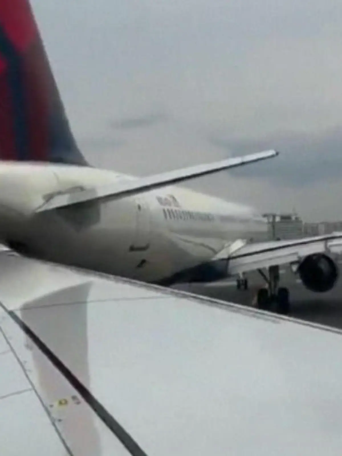 Am Flughafen von Boston im US-Bundesstaat Massachusetts kollidieren zwei Flugzeuge auf dem Rollfeld. Der Zwischenfall geht zum Glück glimpflich aus. Es kommt nur zu Blechschäden. Verletzt wird niemand.