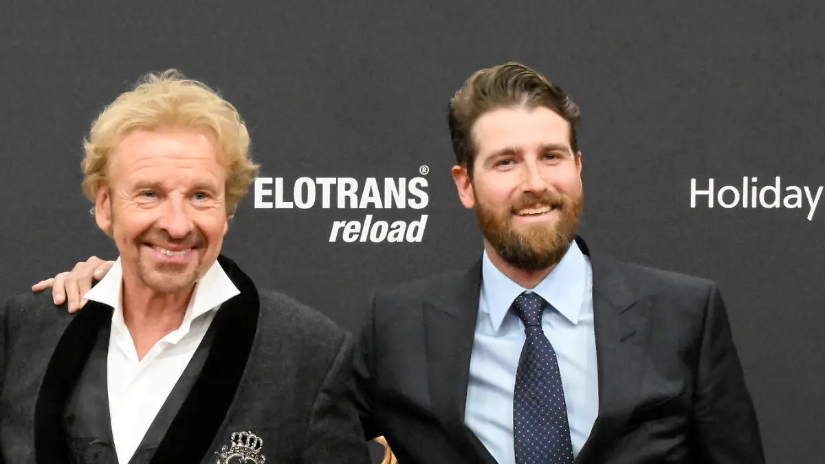 Thomas Gottschalk mit seiner zweiten Ehefrau Karina Mroß und Sohn Roman Gottschalk bei der Bambi-Verleihung 2023. 