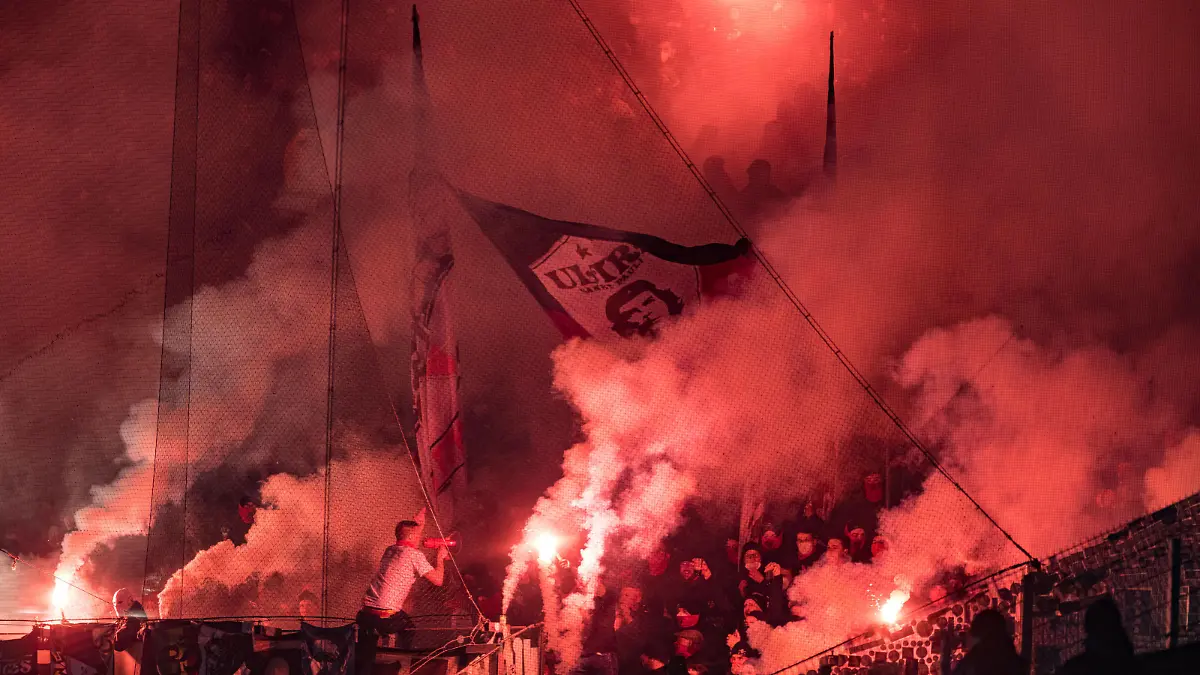 Rostock, Deutschland 02. April 2022: 2. BL - 2021/2022 - FC Hansa Rostock vs. FC St. Pauli Pyro im Gästeblock /// DFB regulations prohibit any use of photographs as image sequences and/or quasi-video. /// Ostseestadion Mecklenburg-Vorpommern *** Rostock, Germany 02 April 2022 2 BL 2021 2022 FC Hansa Rostock vs FC St Pauli Pyro in guest block DFB regulations prohibit any use of photographs as image sequences and or quasi video Ostseestadion Mecklenburg Vorpommern Copyright: xFotostandx/xVoelkerx