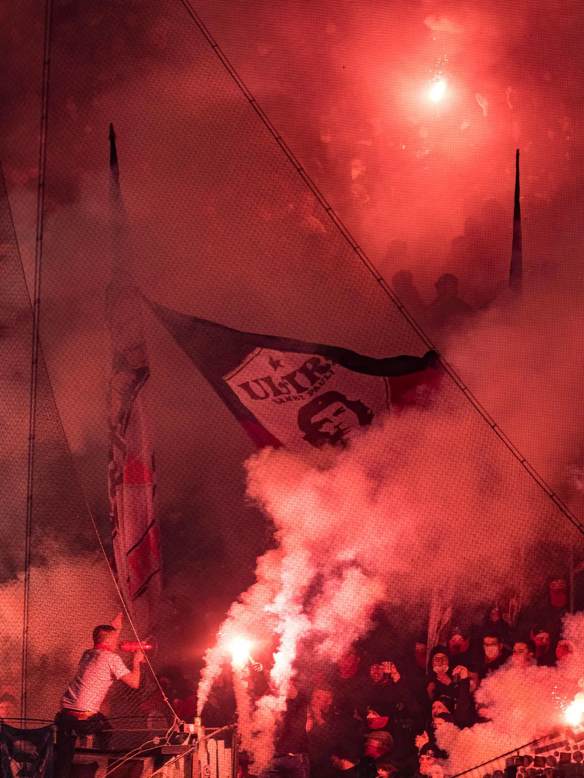  Rostock, Deutschland 02. April 2022: 2. BL - 2021/2022 - FC Hansa Rostock vs. FC St. Pauli Pyro im Gästeblock /// DFB regulations prohibit any use of photographs as image sequences and/or quasi-video. /// Ostseestadion Mecklenburg-Vorpommern *** Rostock, Germany 02 April 2022 2 BL 2021 2022 FC Hansa Rostock vs FC St Pauli Pyro in guest block DFB regulations prohibit any use of photographs as image sequences and or quasi video Ostseestadion Mecklenburg Vorpommern Copyright: xFotostandx/xVoelkerx