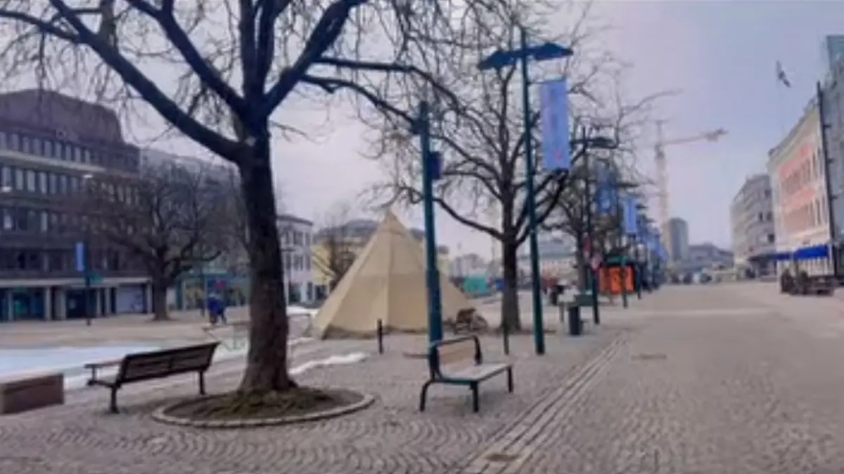 Pärchen hat Sex mitten auf Marktplatz.