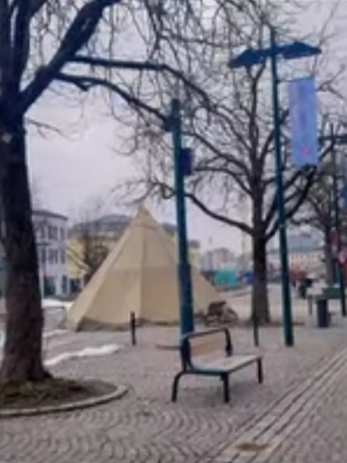 Pärchen hat Sex mitten auf Marktplatz.