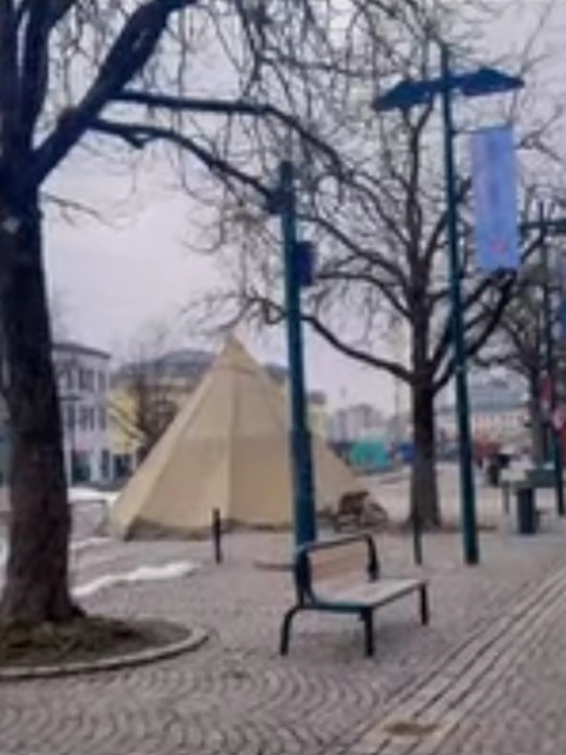 Pärchen hat Sex mitten auf Marktplatz.
