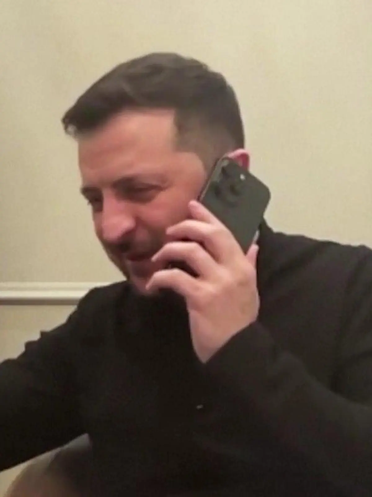 Bild zu: "Macron crasht Interview von Selenskyj "