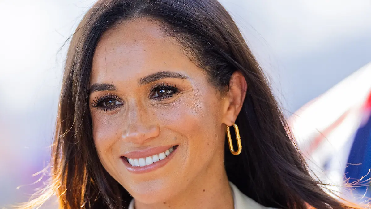 Meghan, Herzogin von Sussex, bei den 6. Invictus Games neben der Merkur Spiel-Arena zur Medaillenzeremonie beim Radfahren. Prinz Harry feiert heute seinen 39. Geburtstag. Der paralympische Wettbewerb für kriegsversehrte Sportler ist erstmals in Deutschland zu Gast.