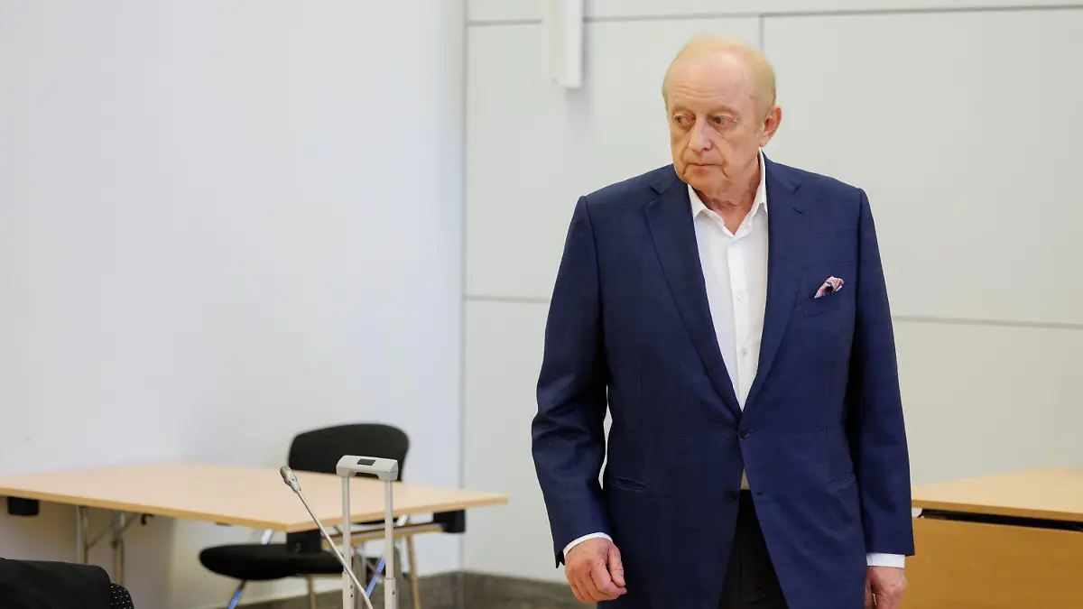 dpatopbilder - 27.10.2022, Bayern, München: Alfons Schuhbeck, Koch und Unternehmer, kommt vor Prozessbeginn als Angeklagter in den Gerichtssaal im Landgericht München I. Die Staatsanwaltschaft hat Schuhbeck wegen des Verdachts der Steuerhinterziehung in Millionenhöhe angeklagt. Heute soll ein Urteil fallen. Foto: Matthias Balk/dpa +++ dpa-Bildfunk +++