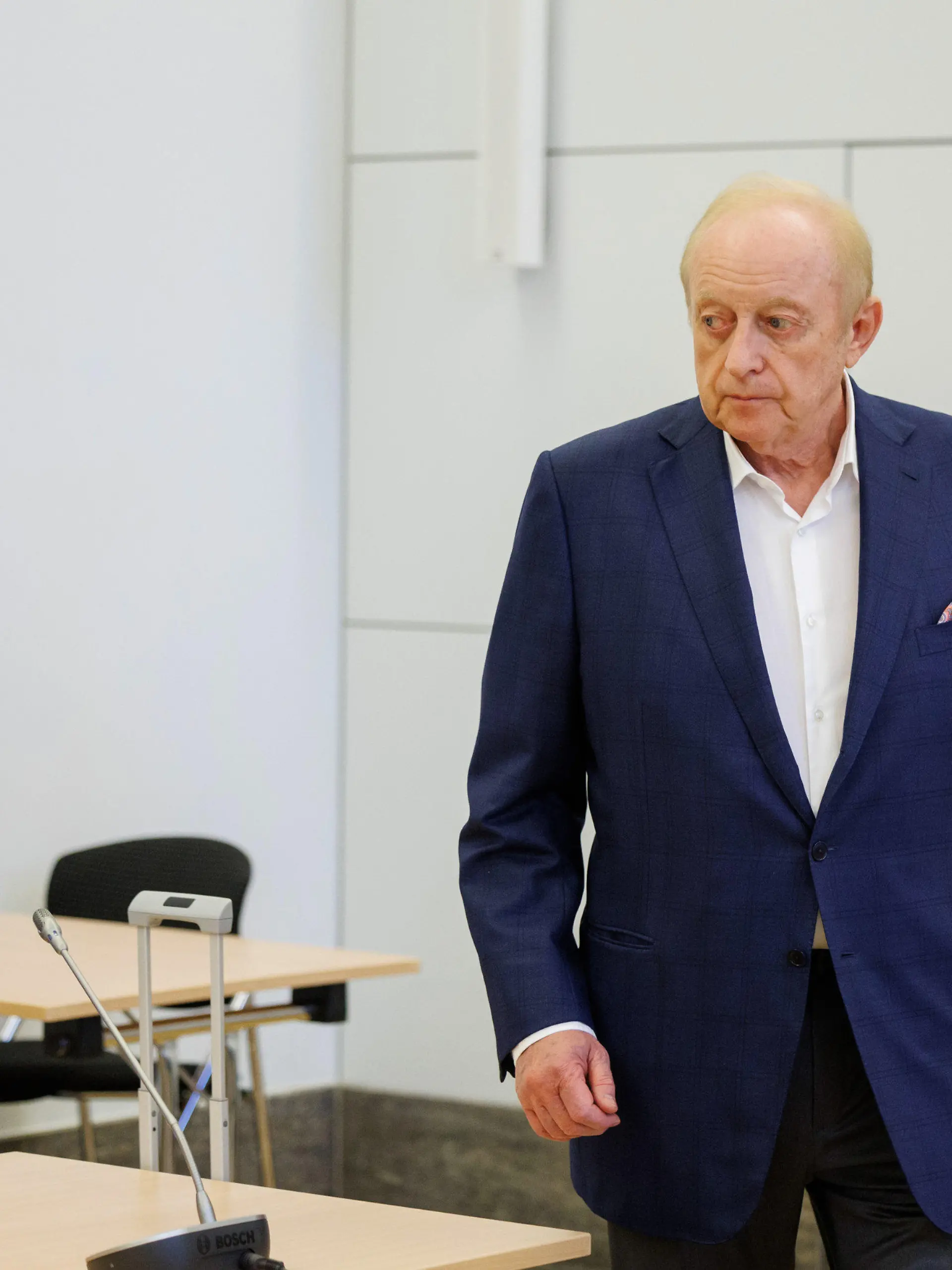 dpatopbilder - 27.10.2022, Bayern, München: Alfons Schuhbeck, Koch und Unternehmer, kommt vor Prozessbeginn als Angeklagter in den Gerichtssaal im Landgericht München I. Die Staatsanwaltschaft hat Schuhbeck wegen des Verdachts der Steuerhinterziehung in Millionenhöhe angeklagt. Heute soll ein Urteil fallen. Foto: Matthias Balk/dpa +++ dpa-Bildfunk +++