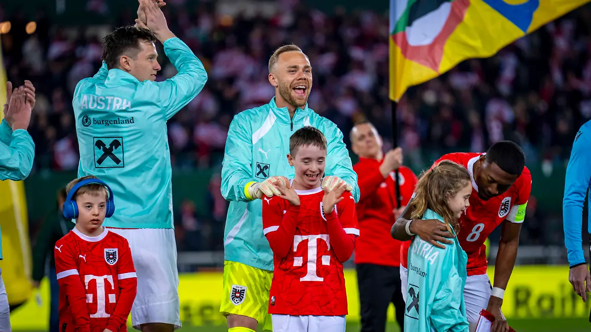 David Alaba schenkt einem Einlaufkind seine Trainingsjacke.