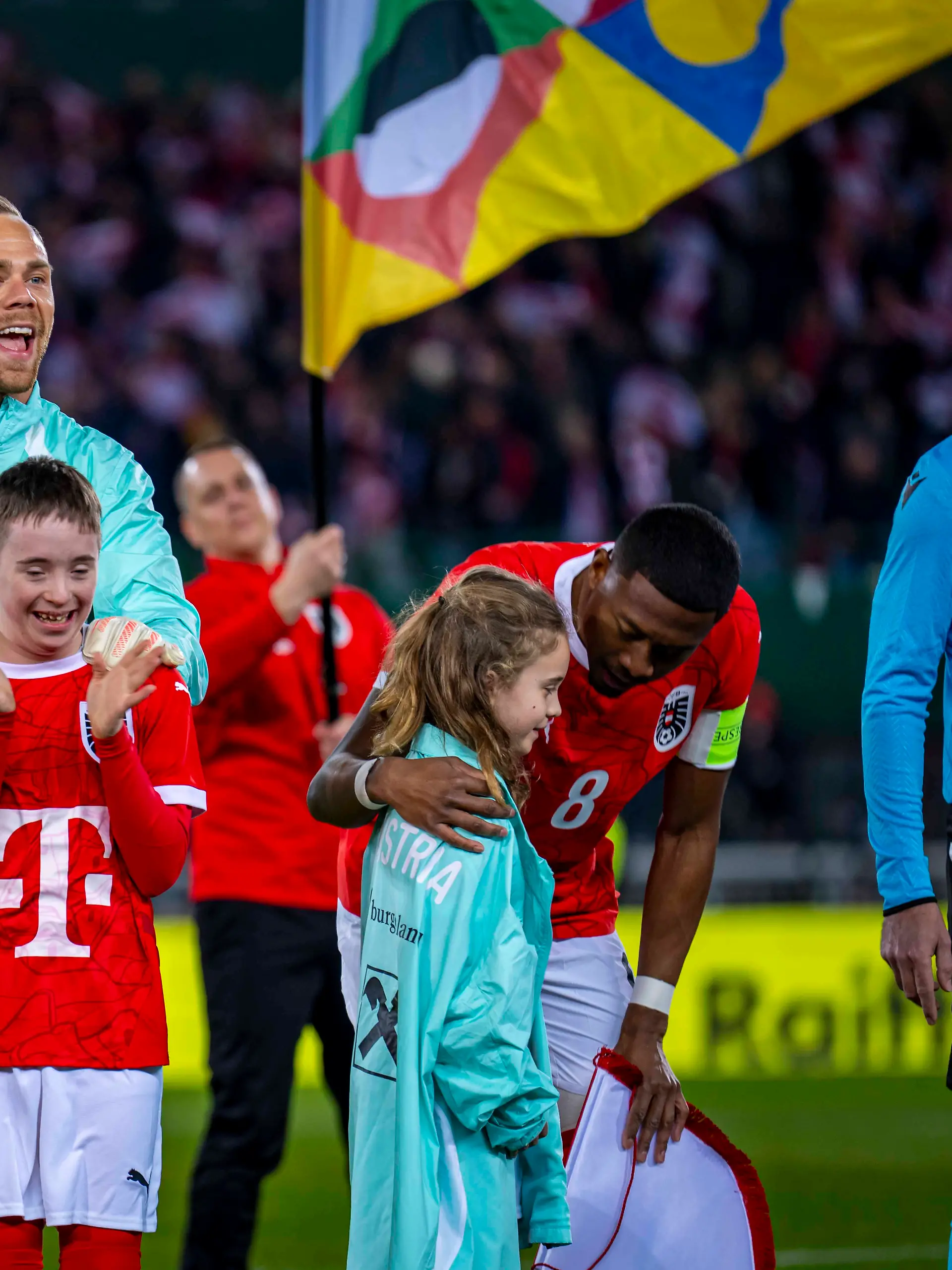 David Alaba schenkt einem Einlaufkind seine Trainingsjacke.