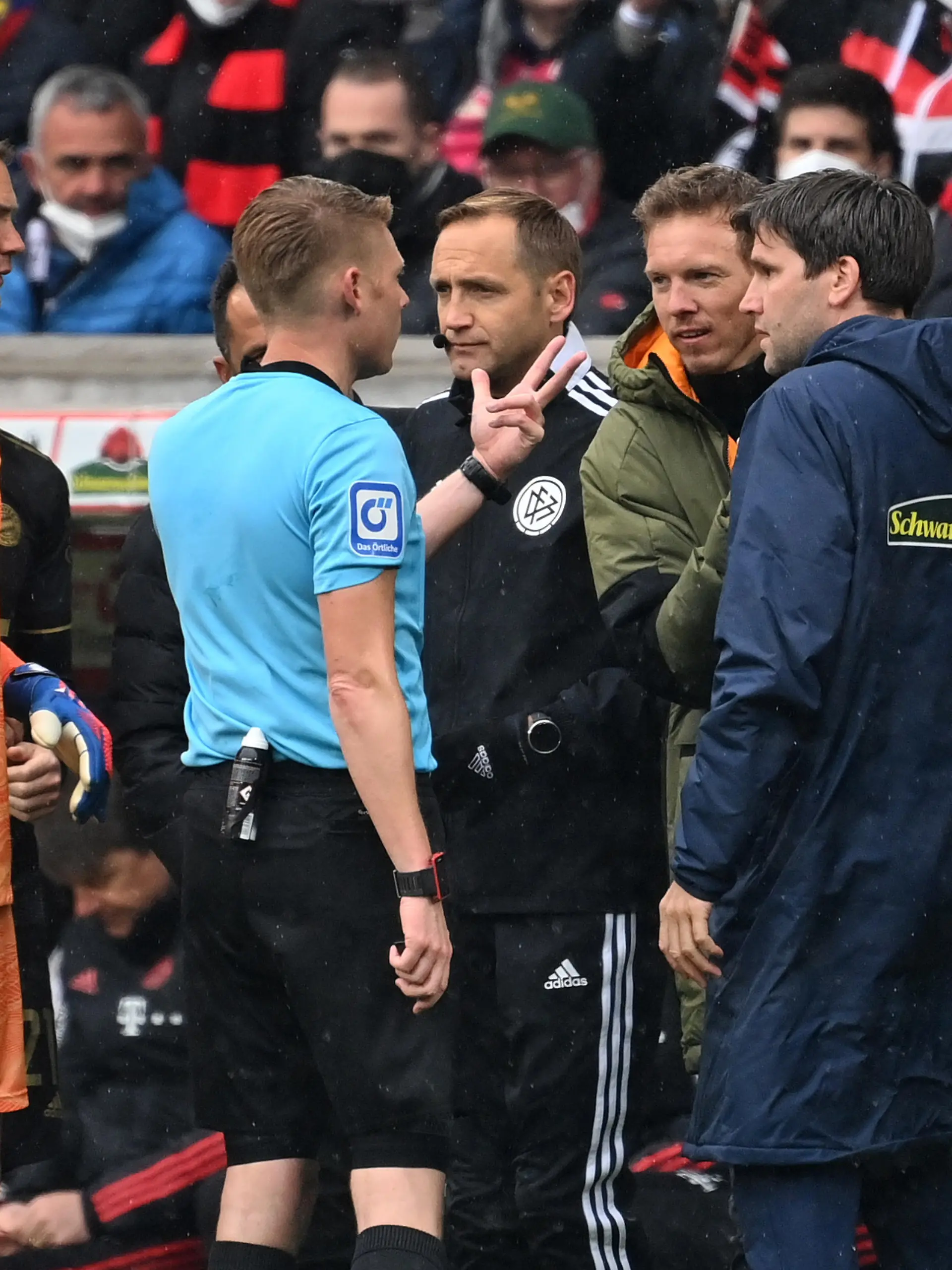 v.li:Manuel NEUER (Torwart Bayern Muenchen),Schiedsrichter Christian DINGERT, Arno BLOS (Vierter Offizieller), Trainer Julian NAGELSMANN (Bayern Muenchen), Florian BRUNS (Co Trainer Freiburg),Kathleen KRUEGER (Teammanagerin FCB),Lars VOSSLER (Co Trainer Freiburg) nach Wechselchaos,Wechselfehler. ratlos,hilflos. Fussball 1. Bundesliga Saison 2021/2022,28.Spieltag, Spieltag28. SC Freiburg - FC Bayern Muenchen 1-4 am 02.04.2022, Europa Park Stadion.