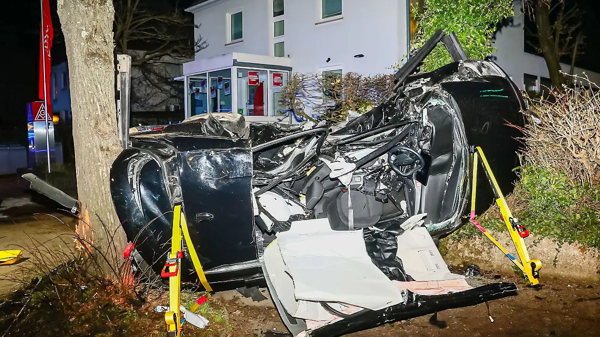 Unfall nach mutmaßlichem Autorennen in Ludwigsburg: Das Auto, in dem die beiden Frauen saßen, wurde durch den Zusammenprall von der Fahrbahn geschleudert und zwischen zwei Bäumen eingeklemmt.